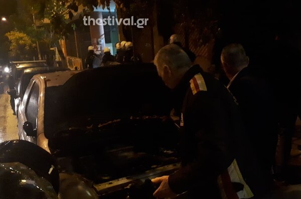 Επεισόδια με μολότοφ και φωτιές στη Θεσσαλονίκη - Ζημιές σε σταθμευμένα ΙΧ