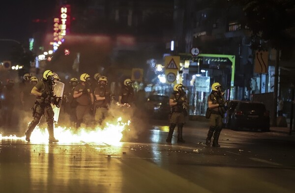 Επεισόδια με μολότοφ και φωτιές στη Θεσσαλονίκη - Ζημιές σε σταθμευμένα ΙΧ