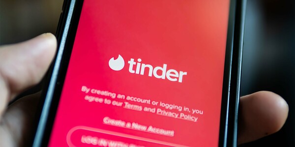 Το Tinder προσθέτει «κουμπί πανικού» για όταν δεν νιώθουν ασφαλείς οι χρήστες