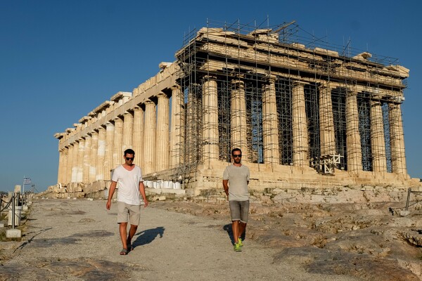 «Χωρίς τουρίστες» το ιστορικό κέντρο της Αθήνας - Μία διεθνής πτήση χθες στη Σαντορίνη