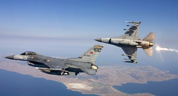 Μπαράζ τουρκικών παραβιάσεων και εικονική αερομαχία στο Αιγαίο