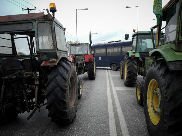 Λάρισα: Άρχισαν τις κινητοποιήσεις οι αγρότες - Με τα τρακτέρ στους δρόμους