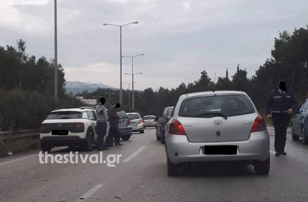 Καραμπόλα πέντε οχημάτων στον Περιφερειακό Θεσσαλονίκης - Ένας τραυματίας