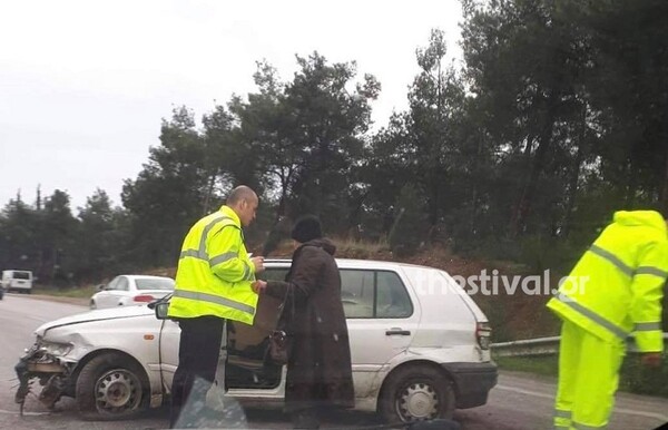 Καραμπόλα πέντε οχημάτων στον Περιφερειακό Θεσσαλονίκης - Ένας τραυματίας