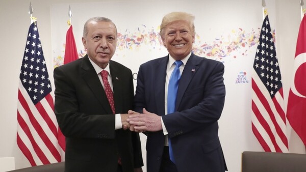 Πανηγυρίζει ο Τραμπ: Σκληρός τύπος ο Ερντογάν. Σκληρή αγάπη για τη συμφωνία. Υπέροχοι οι Κούρδοι