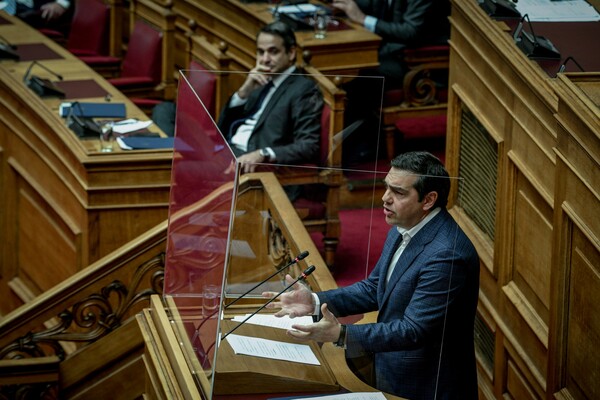 Ερώτηση Τσίπρα σε Μητσοτάκη: Θα υιοθετήσει τα μέτρα του ΣΥΡΙΖΑ ή θα περιμένει τα λουκέτα και την ανεργία;