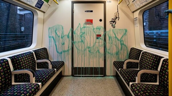 Banksy: Ένα νέο έργο του καλλιτέχνη για τον κορωνοϊό εμφανίστηκε στο μετρό του Λονδίνου