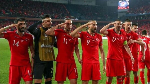 Oι Τούρκοι ποδοσφαιριστές πανηγύρισαν με στρατιωτικό χαιρετισμό σε αγώνα - Η UEFA θα ερευνήσει