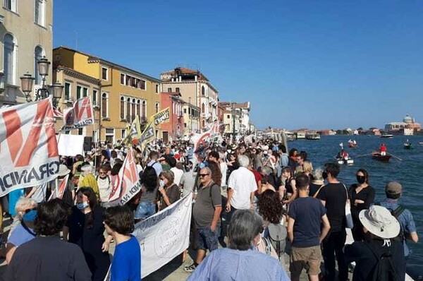 Οι πρώτοι τουρίστες στη Βενετία - Τα μνημεία άνοιξαν, αλλά η υποδοχή είχε και διαδήλωση
