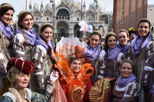 Καρναβάλι της Βενετίας: Το «πέταγμα του Αγγέλου» πάνω από την κατάμεστη πλατεία του Αγίου Μάρκου