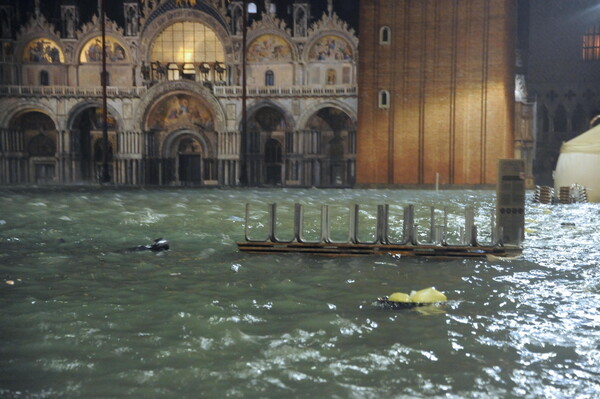 «Πνίγεται» η Βενετία»: Η νύχτα της καταστροφής - Φωτογραφίες από τη χειρότερη πλημμυρίδα εδώ και 50 χρόνια