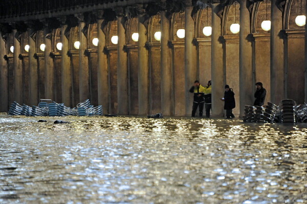 «Πνίγεται» η Βενετία»: Η νύχτα της καταστροφής - Φωτογραφίες από τη χειρότερη πλημμυρίδα εδώ και 50 χρόνια