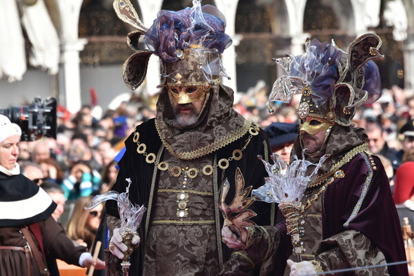 Καρναβάλι της Βενετίας: Το «πέταγμα του Αγγέλου» πάνω από την κατάμεστη πλατεία του Αγίου Μάρκου