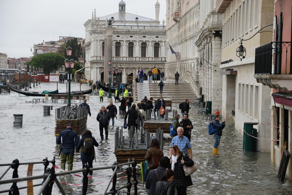 Η επόμενη μέρα στη Βενετία - Βυθισμένη, κατεστραμμένη και σε κατάσταση έκτακτης ανάγκης