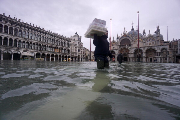 Μαζικές ακυρώσεις κρατήσεων στη Βενετία υπό το φόβο πλημμυρών: «Δεν συνέβη ούτε μετά τις 11/9»