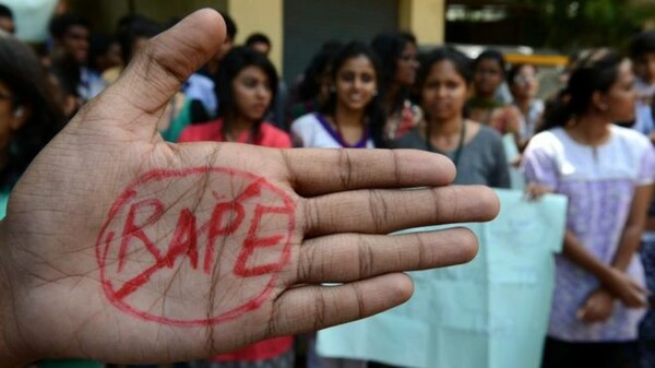 «Υπάρχει εγχειρίδιο βιασμού;» - Οργή για δικαστή που αποκάλεσε «ανάρμοστη» τη στάση φερόμενου θύματος