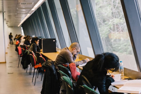 Ένα πρωινό στην εντυπωσιακή βιβλιοθήκη της Φιλοσοφικής