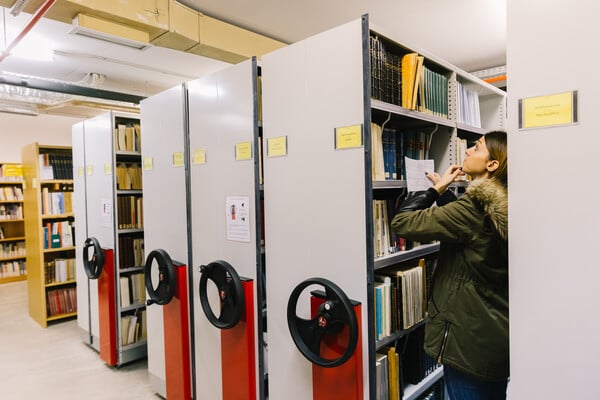 Ένα πρωινό στην εντυπωσιακή βιβλιοθήκη της Φιλοσοφικής