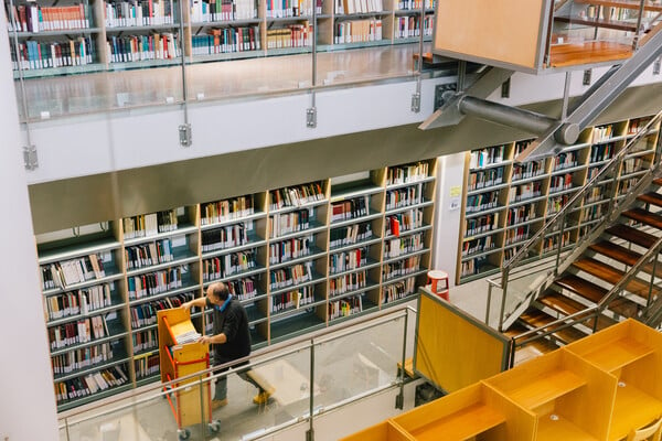 Ένα πρωινό στην εντυπωσιακή βιβλιοθήκη της Φιλοσοφικής