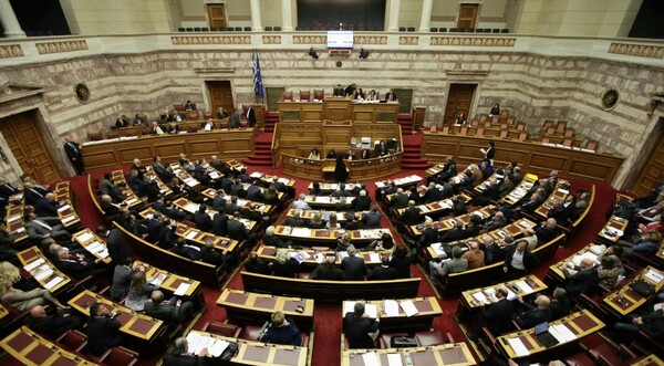 Αναθεώρηση Συντάγματος: Οι κρίσιμες διατάξεις - Πού συμφωνούν, πού διαφωνούν ΝΔ και ΣΥΡΙΖΑ