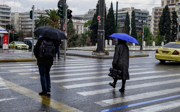 Καιρός: Πέφτει κι άλλο η θερμοκρασία- Βροχές, χιόνια στα ορεινά