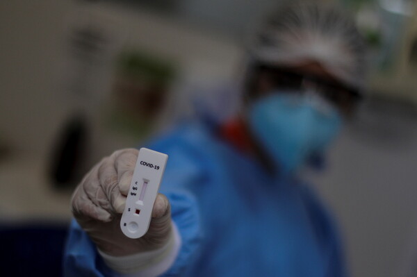 Reuters: Απρόθυμο το 1/4 των Αμερικανών να εμβολιαστεί για τον κορωνοϊό