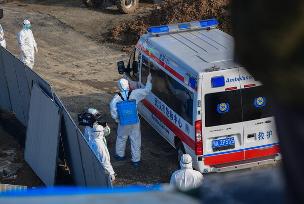 Κοροναϊός: Άρχισε η μεταφορά ασθενών στο νοσοκομείο της Γουχάν που κατασκευάστηκε σε 10 μέρες