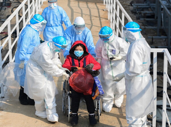 Κοροναϊός: Άρχισε η μεταφορά ασθενών στο νοσοκομείο της Γουχάν που κατασκευάστηκε σε 10 μέρες