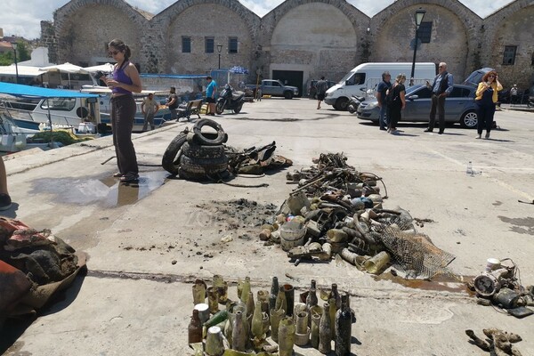 Χανιά: Απομάκρυναν 30 τόνους σκουπιδιών από το βυθό τού λιμανιού