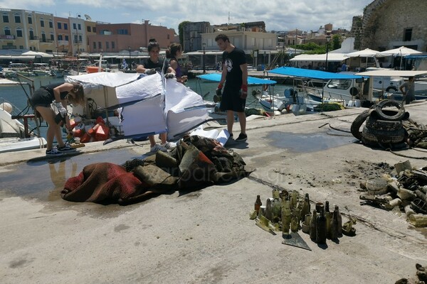 Χανιά: Απομάκρυναν 30 τόνους σκουπιδιών από το βυθό τού λιμανιού