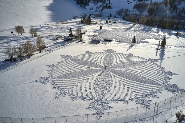 Τέχνη στο χιόνι: Βρετανός κάνει εντυπωσιακά, τεράστια γεωμετρικά σχέδια