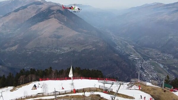 Μετέφεραν χιόνι με ελικόπτερο - Οργή οικολόγων για χιονοδρομικό κέντρο στη Γαλλία