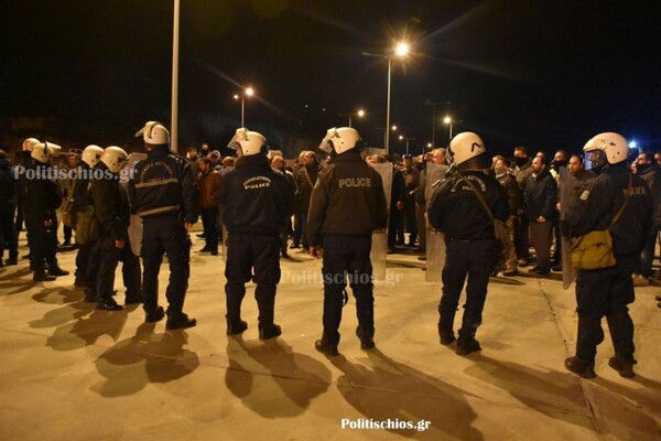 Σοβαρά επεισόδια σε Χίο και Λέσβο για το μεταναστευτικό - Πεδίο μάχης τα λιμάνια