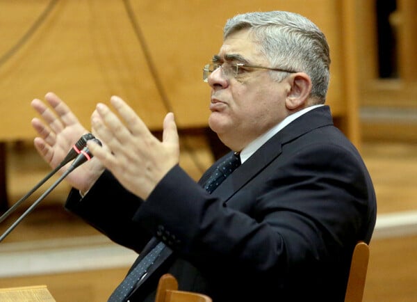 Ο Μιχαλολιάκος επιμένει πως δεν έχει σχέση με τη δολοφονία Φύσσα - Οι οπαδοί του φώναζαν «Αίμα,τιμή Χρυσή Αυγή» μέσα στη δίκη