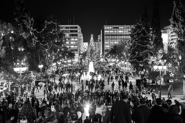Νυχτερινός περίπατος στην χριστουγεννιάτικη Αθήνα