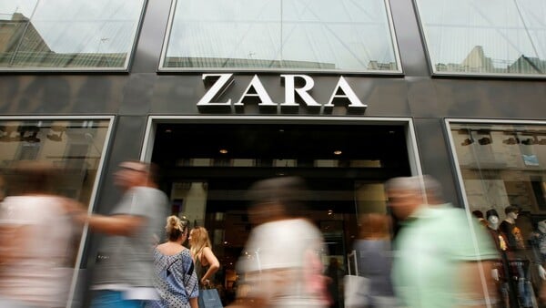 Zara: H εποχή που πρέπει να αλλάξει έφθασε - Το πρόβλημα με τα (πολλά) ρούχα