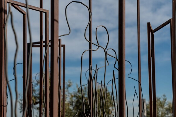 «Διερχόμενοι» και «Επτά Πύλες»: Οι εικαστικές εγκαταστάσεις του Γιώργου Ξένου, στο Πάρκο Σταύρος Νιάρχος