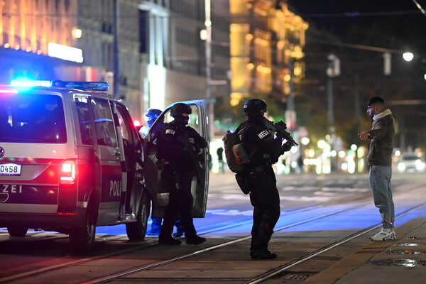 Χάος στη Βιέννη: Έξι τρομοκρατικές επιθέσεις - Οι ειδικές δυνάμεις δίνουν μάχες στους δρόμους (ΒΙΝΤΕΟ)