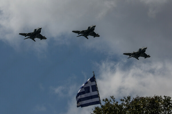 Πτήσεις μαχητικών και αεροσκαφών πάνω από την Αθήνα για την 25η Μαρτίου