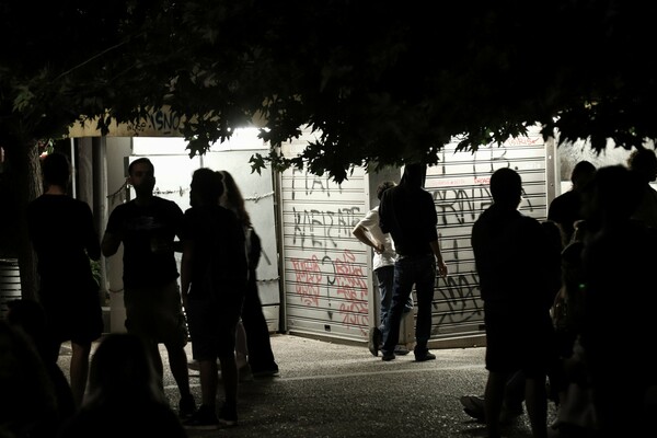 Κορωνοϊός: Φαινόμενα συνωστισμού σε πλατείες της Αθήνας μετά τις 12 που έκλεισαν τα περίπτερα