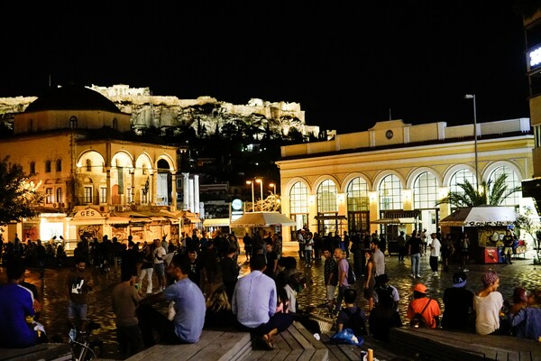 Κορωνοϊός: Φαινόμενα συνωστισμού σε πλατείες της Αθήνας μετά τις 12 που έκλεισαν τα περίπτερα