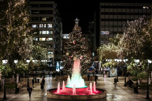 Μια αθηναϊκή ιστορία: Πώς φωταγωγήθηκε το χριστουγεννιάτικο δέντρο στο Σύνταγμα (Βίντεο)