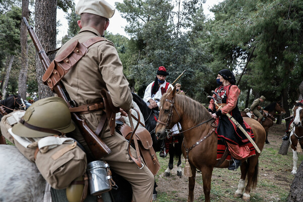 Έφιπποι με παραδοσιακές στολές και στολές εποχής στην παρέλαση της 25ης Μαρτίου (ΕΙΚΟΝΕΣ)