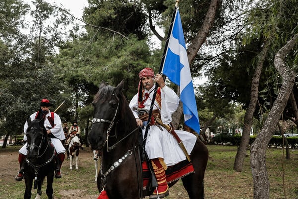 Έφιπποι με παραδοσιακές στολές και στολές εποχής στην παρέλαση της 25ης Μαρτίου (ΕΙΚΟΝΕΣ)