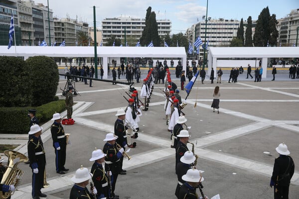 25η Μαρτίου: Κατάθεση στεφάνων στο Μνημείο του Άγνωστου Στρατιώτη (ΒΙΝΤΕΟ)