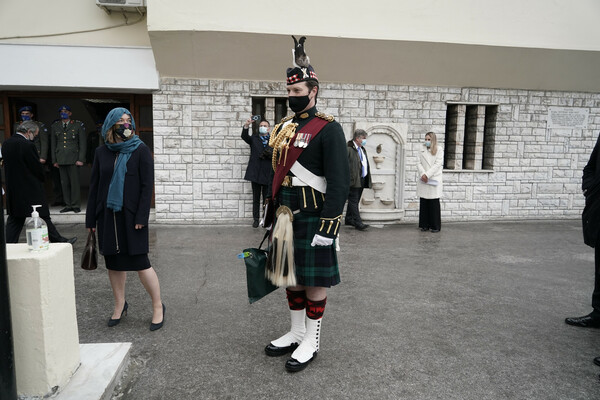 Ο άνδρας με το κιλτ που βρισκόταν πάντα ένα βήμα πίσω από τον πρίγκιπα Κάρολο, στην επίσκεψη στην Αθήνα