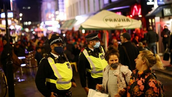 H τελευταία νύχτα πριν το lockdown στο Λονδίνο - Χιλιάδες στους δρόμους και στις παμπ