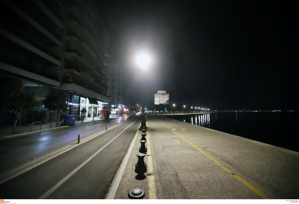 Φωτογραφίες: Άδειοι δρόμοι σε Αθήνα και Θεσσαλονίκη τη νύχτα, λόγω απαγόρευσης κυκλοφορίας