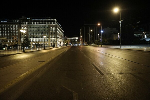 Φωτογραφίες: Άδειοι δρόμοι σε Αθήνα και Θεσσαλονίκη τη νύχτα, λόγω απαγόρευσης κυκλοφορίας