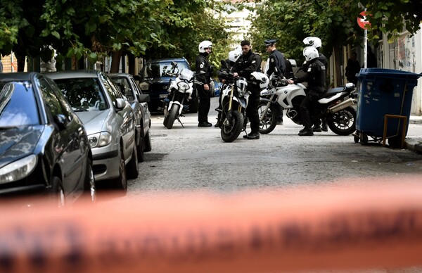 Συλλήψεις από την Αντιτρομοκρατική - Βρέθηκαν όπλα και εκρηκτικά στο Κουκάκι